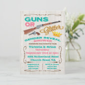Gewehre oder Glitzer Gender Reveal Baby Shower Einladung (Stehend Vorderseite)