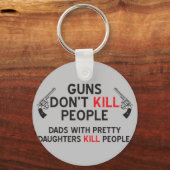 Gewehre töten Menschen nicht mit hübschen Töchtern Schlüsselanhänger (Vorderseite)
