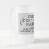 Gewehre töten nicht Leutevatis mit hübschen Mattglas Bierglas (Vorderseite Links)