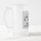 Gewehre töten nicht Leutevatis mit hübschen Mattglas Bierglas (Links)