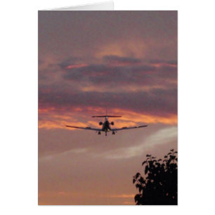 Gewerblicher Jet landet bei Sonnenuntergang
