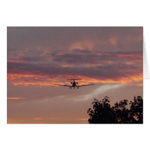 Gewerblicher Jet landet bei Sonnenuntergang