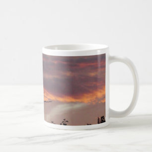 Gewerblicher Jet landet bei Sonnenuntergang Kaffeetasse