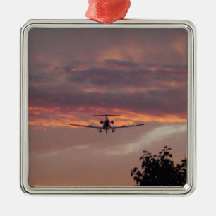 Gewerblicher Jet landet bei Sonnenuntergang Ornament Aus Metall