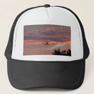 Gewerblicher Jet landet bei Sonnenuntergang Truckerkappe