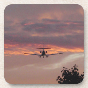 Gewerblicher Jet landet bei Sonnenuntergang Untersetzer