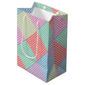 Gewinkeltes Gingham-Patchwork Mittlere Geschenktüte (Vorderseite Schrägansicht)