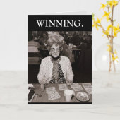 GEWINNEN ALTE FRAU mit Big Hair Playing Bingo Blan Karte (Gelbe Blume)