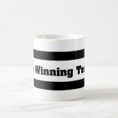 Gewinnendes Team-Typografie Schwarz Sterne Kaffeetasse (Mittel)