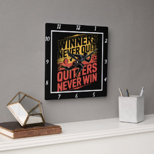 Gewinner geben den Fußballspieler nie aus Quadratische Wanduhr