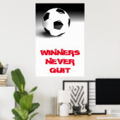 Gewinner geben nie den inspirierenden Fußballball  Poster (Heimbüro)