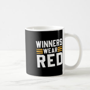 Gewinner tragen den Red Team Color War Camp Game W Kaffeetasse