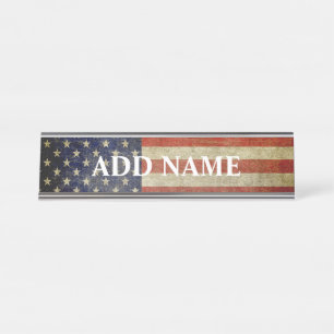 Gewitterte, bedrückte amerikanische Flagge mit Na Schreibtischnamensplakette