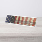 Gewitterte, bedrückte amerikanische Flagge mit Nam Schreibtischnamensplakette (Vorderseite )