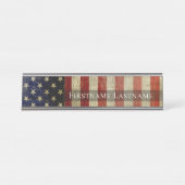 Gewitterte, bedrückte amerikanische Flagge mit Nam Schreibtischnamensplakette (Vorderseite )