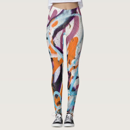 gewitterte Betonmauer, grune Textur. Leggings (Vorderseite)