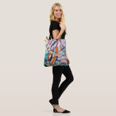 gewitterte Betonmauer, grune Textur. Tasche (Am Model)