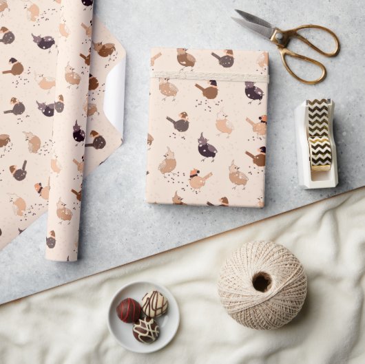 Gewitterte Vögel mit Hüten, Sternen, Beeren am Lic Geschenkpapier (Kunsthandwerk)