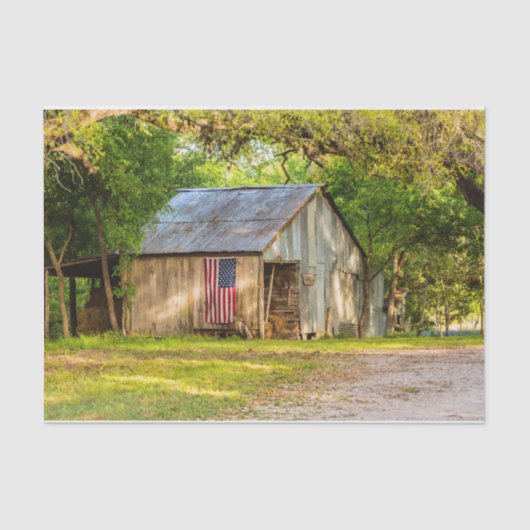 Gewitterter Stall mit amerikanischer Flagge Seidenpapier (Vorderseite)