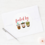 Gewitzt und Niedlich durch den blasen Tee Boba Lov Runder Aufkleber (Umschlag)