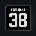 Gewohnheitsknopf des Sports Name und der Zahl Button<br><div class="desc">Personalisierter Namen- und Zahlknopf. Kundengerecht "Ihr Name und Zahl" übersetzen. Ändern Sie die Farben des Textes,  der Zahlen oder des Hintergrundes,  indem Sie das kundenspezifisch anfertigen Werkzeug verwenden. Großer personalisierter Knopf für Sporteltern,  -spieler oder -teams.</div>