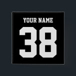 Gewohnheitsknopf des Sports Name und der Zahl Button<br><div class="desc">Personalisierter Namen- und Zahlknopf. Kundengerecht "Ihr Name und Zahl" übersetzen. Ändern Sie die Farben des Textes,  der Zahlen oder des Hintergrundes,  indem Sie das kundenspezifisch anfertigen Werkzeug verwenden. Großer personalisierter Knopf für Sporteltern,  -spieler oder -teams.</div>