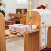 Gewohnheitsmäßiges Goldenes Kreuz auf mysteriöser Geschenkpapier