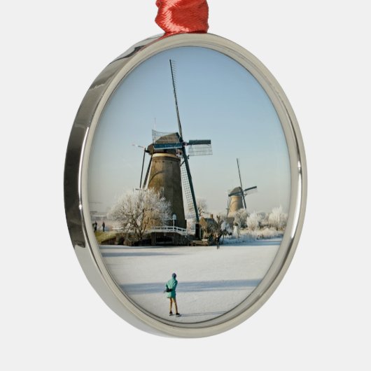 Gewöhnlich niederländisches Eis-Skaten bei Silbernes Ornament (Rechts)