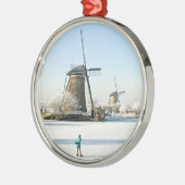 Gewöhnlich niederländisches Eis-Skaten bei Silbernes Ornament (Links)