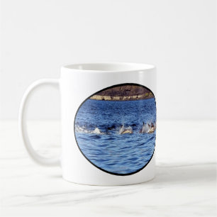 Gewöhnliche Delfine Aktive Auftauchende Ozeanszene Kaffeetasse