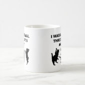 Gewöhnliche drei Katzen sind vor lustiger Umarmung Kaffeetasse (Mittel)