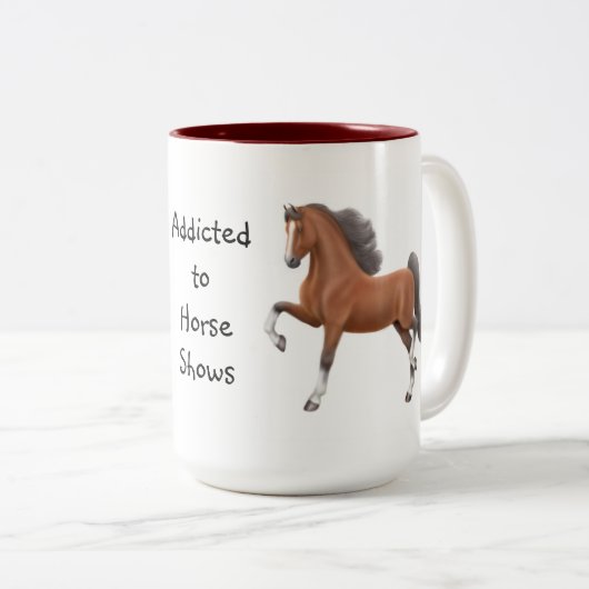 Gewöhnt zum Pferd zeigt Gaited Saddlebred Tasse (VorderseiteRechts)