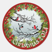 Gewohnte Vögel in schneebedeckten Nadeln Red Berri Runder Aufkleber (Vorderseite)