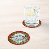 Gewohnte Vögel in schneebedeckten Nadeln Red Berri Runder Pappuntersetzer (Vor Ort)