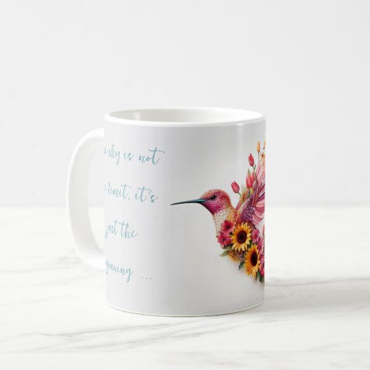 Gewohnter Hummvogel, der mit Blume fliegt Kaffeetasse (Vorderseite Links)