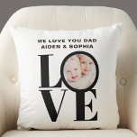 Gewohntes Foto Wir Liebe Sie Vater Vatertag Kissen<br><div class="desc">Diese We Liebe You Vater Foto Kissen ist mit dem Wort LIEBE in fett schwarz Typografie dekoriert. Einfach mit Ihrem Foto und Namen anpassbar. Macht ein großartiges Vatertagsgeschenk.</div>