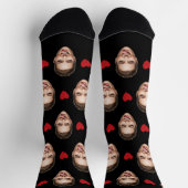 Gewohntes Gesicht mit roten Herzen auf schwarz Socken (Oben)