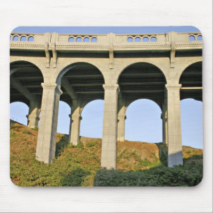 Gewölbte Stützen der Patterson Memorial Bridge Mousepad