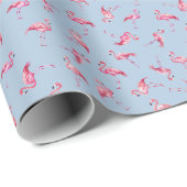 Geworfene Wasserfarb-Flamingos auf Hellblau Geschenkpapier (Rolleneckpunkt)