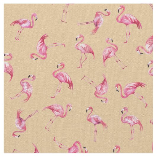 Geworfene Wasserfarb-Flamingos auf Hellorange Stoff (Nahaufnahme)