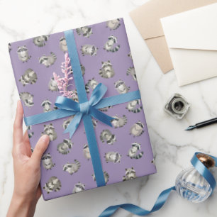 Geworfene Wasserfarben-Waschbären auf Helllila Geschenkpapier