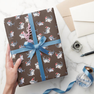 Geworfene Weihnachts-Haie auf dunkelbraun Geschenkpapier