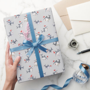 Geworfene Weihnachts-Haie auf Hellgrau Geschenkpapier