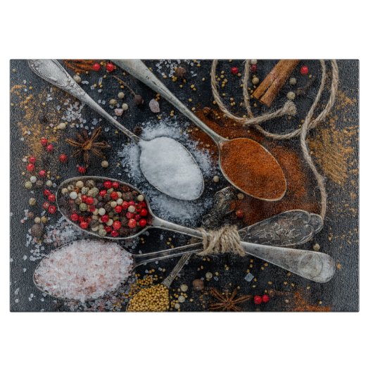 Gewürze auf Löffeln angeordnet Schneidebrett (Vorderseite)