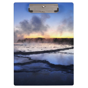Geysir-Rauch am Sonnenuntergang Klemmbrett