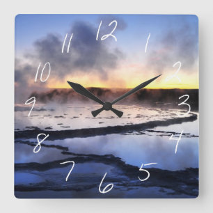 Geysir-Rauch am Sonnenuntergang Quadratische Wanduhr