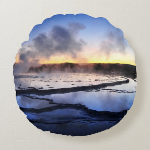 Geysir-Rauch am Sonnenuntergang Rundes Kissen