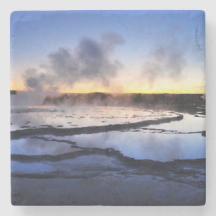 Geysir-Rauch am Sonnenuntergang Steinuntersetzer