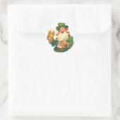 Gezauberter Leprechaun Toasting Beer Runder Aufkleber (Tasche)