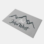 Gezeichnet Bergkette personalisierbare Monogramm Fußmatte (Schrägansicht)